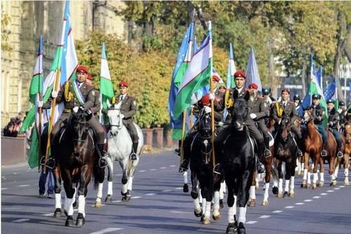 Toshkentda O'zbekiston Davlat bayrog'ini qabul qilish kuni munosabati bilan otliqlar parad o'tkaziladi.