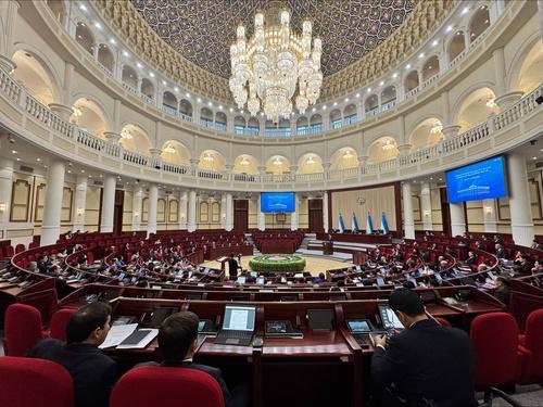 В Олий Мажлисе прошло очередное пленарное заседание, на котором обсуждались важные актуальные вопросы.