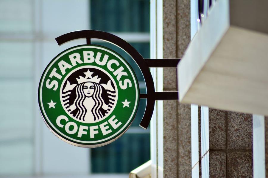 Starbucks ограничила доступ в кафе и туалеты для посетителей, не сделавших заказ.