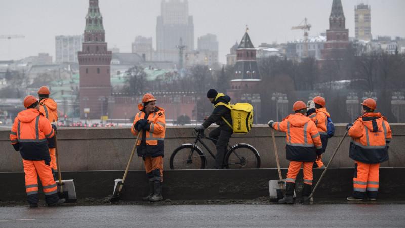 Свыше одной трети мигрантов в России составляют граждане Узбекистана.